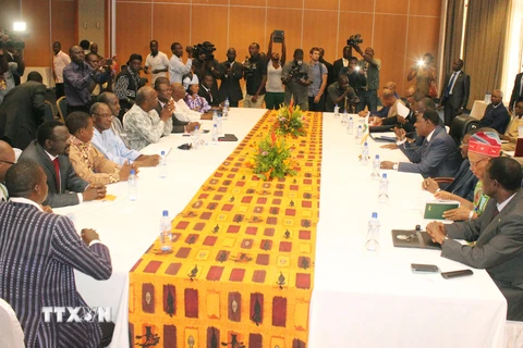 Đại diện ECOWAS cùng các lãnh đạo đối lập, các thành viên nhóm dân sự xã hội tại cuộc đàm phán ở thủ đô Ouagadougou ngày 19/9. (Nguồn: AFP/TTXVN)