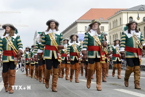 Người dân Đức tham gia diễu hành trang phục truyền thống tại lễ hội ngày 20/9. (Nguồn: AFP/TTXVN)