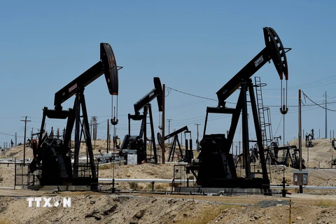 Trạm bơm tại mỏ dầu Kern River ở Bakersfield, California, Mỹ. (Nguồn: AFP/TTXVN)