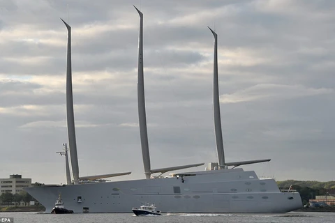 Siêu du thuyền Sailing Yatch A của tỷ phú Melnichenko với ba cột buồm cao tới 90m là con thuyền buồm lớn nhất thế giới. (Nguồn: dailymail.co.uk)