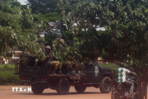 Lực lượng cận vệ Burkina Faso gác tại Ouagadougou ngày 17/9. (Nguồn: Reuter/TTXVN)