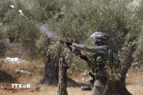 Cảnh sát biên giới Israel bắn đạn hơi cay về phía người biểu tình Palestine ở Beit Jala, gần Bethlehem, Khu Bờ Tây ngày 20/9. (Nguồn: Reuters/TTXVN)