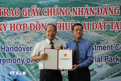 Chủ tịch UBND tỉnh Đồng Nai Đinh Quốc Thái (phải) trao Giấy chứng nhận đầu tư cho Chủ tịch Tập đoàn Kenda. (Ảnh: Sỹ Tuyên/TTXVN)