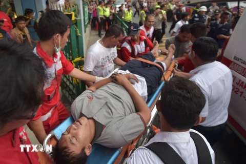 Chuyển một nạn nhân bị thương trong vụ va chạm tới bệnh viện. (Nguồn: AFP/TTXVN)