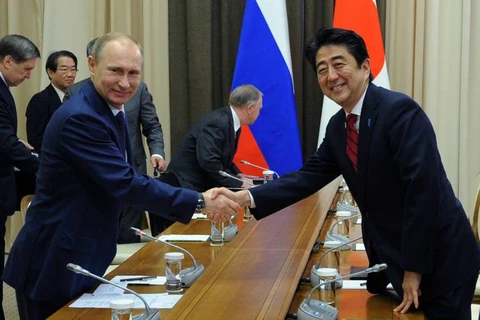 Tổng thống Nga và Thủ tướng Nhật Bản trong một cuộc gặp. (Nguồn: AP)