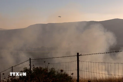 Khói bốc lên sau vụ bắn rốckét từ Syria tại Kfar Szold, miền bắc Israel gần Cao nguyên Golan ngày 20/8. (Nguồn: AFP/TTXVN)