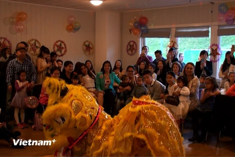 Cộng đồng người Việt tại Na Uy vui đón Trung Thu. (Ảnh do Đại sứ quán Việt Nam tại Na Uy cung cấp) 