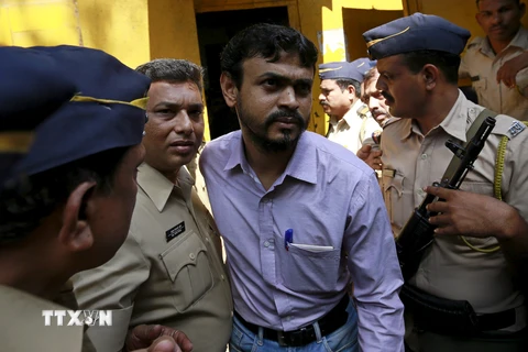Một nghi phạm vụ đánh bom hàng loạt được áp giải tới phiên tòa ở Mumbai ngày 30/9. (Nguồn: Reuter/TTXVN)