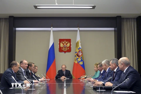 Tổng thống Nga Vladimir Putin (giữa) chủ trì cuộc họp Hội đồng an ninh ở Moskva ngày 29/9. (Nguồn: Reuters/TTXVN)