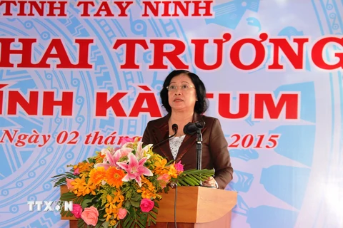 Chủ tịch Ủy ban Nhân dân tỉnh Tây Ninh Nguyễn Thị Thu Thủy tuyên bố khai trương cửa khẩu Kà Tum lên cửa khẩu chính. (Ảnh: Lê Đức Hoảnh/TTXVN)