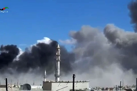 Khói bốc lên từ các cuộc không kích tại thị trấn Talbisseh, tỉnh Homs, Syria. (Nguồn: AFP/TTXVN)