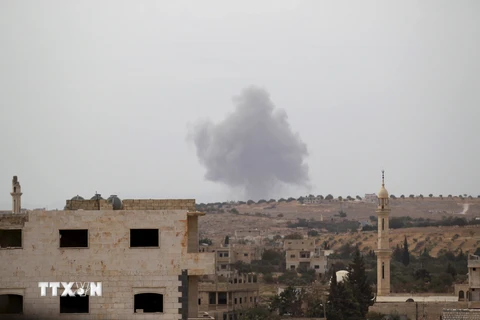 Khói bốc lên sau một cuộc không kích tại Idlib, Syria ngày 1/10. (Reuters/TTXVN)