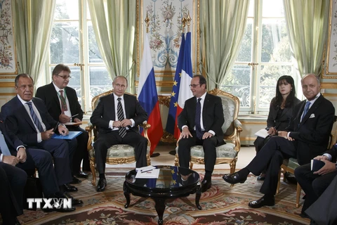 Tổng thống Nga Vladimir Putin (giữa, trái) và Tổng thống Pháp Francois Hollande (giữa, phải) tại cuộc gặp song phương trước thềm hội nghị ngày 2/10. (Nguồn: AFP/TTXVN)