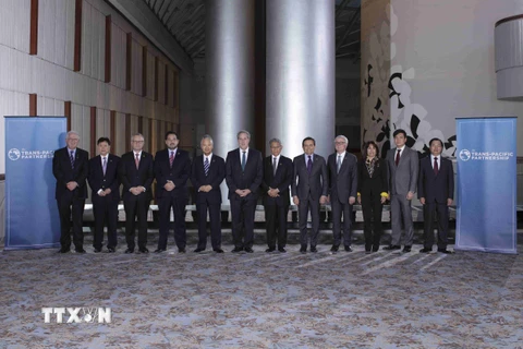 Bộ trưởng Thương mại 12 nước thành viên tham gia đàm phán TPP chụp ảnh chung tại hội nghị ngày 1/10. (Nguồn: Reuters/TTXVN)
