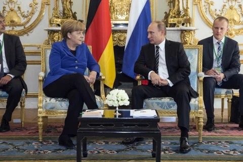 Tổng thống Nga Vladimir Putin (giữa, phải) và Thủ tướng Đức Angela Merkel (giữa, trái) tại cuộc gặp song phương trước thềm hội nghị ngày 2/10. (Nguồn: Reuters/TTXVN)