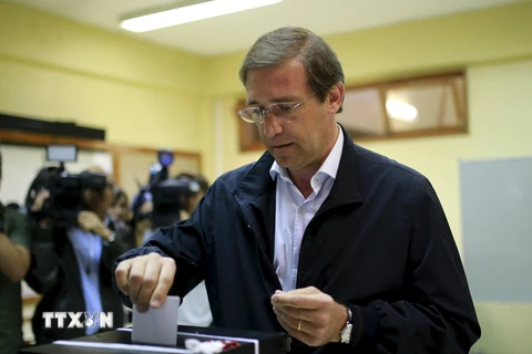 Thủ tướng Pedro Passos Coelho bỏ phiếu tại một địa điểm bầu cử ở Massama, ngoại ô Lisbon. (Nguồn: Reuters/TTXVN)