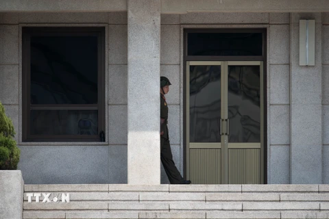 Binh sỹ Triều Tiên gác gần khu phi quân sự Panmunjom giữa Hàn Quốc và Triều Tiên. (Nguồn: AFP/TTXVN)