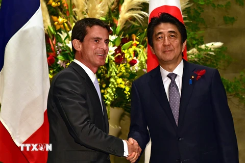 Thủ tướng Nhật Bản Shinzo Abe (phải) và Thủ tướng Pháp Manuel Valls. (Nguồn: AFP/TTXVN)