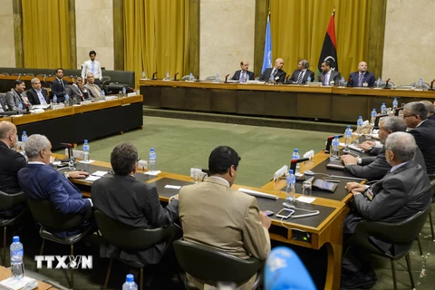 Đàm phán hòa bình giữa đại diện hai Chính phủ Libya do Đặc phái viên LHQ về Libya Bernardino Leon (giữa, phía xa) chủ trì tại Geneva ngày 12/8. (Nguồn: AFP/TTXVN)