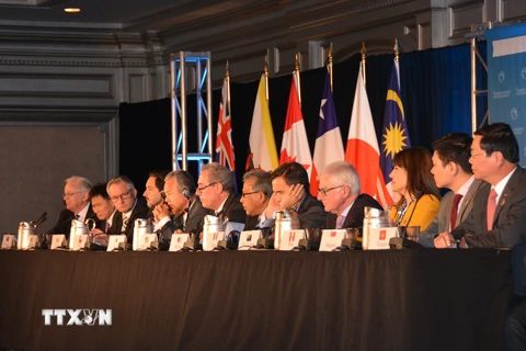 Đại diện các nước trong cuộc họp báo thông báo về thỏa thuận TPP tại hội nghị ở Atlanta ngày 5/10. (Nguồn: THX/TTXVN)