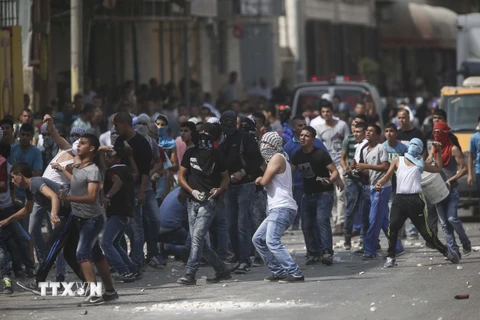 Người Palestine trong cuộc xung đột với cảnh sát Israel tại thành phố Ramallah, Bờ Tây ngày 6/10. (Nguồn: THX/TTXVN)