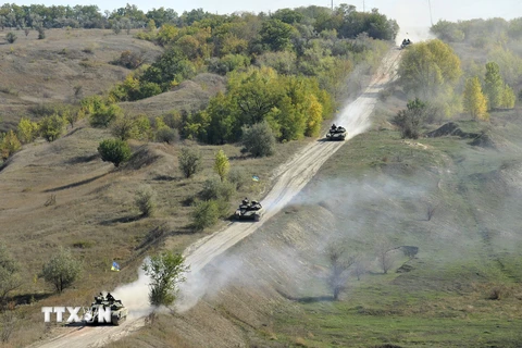Xe tăng của lực lượng vũ trang Ukraine rút khỏi Krymske, vùng Lugansk ngày 5/10. (Nguồn: THX/TTXVN)