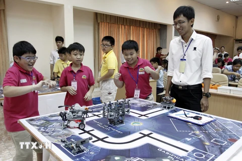 Các đội tham gia cuộc thi Robotics 2014 ở cấp độ sơ cấp dành cho độ tuổi từ 7-9 tuổi và trung cấp dành cho độ tuổi từ 9-11 tuổi. (Ảnh: Thế Anh/TTXVN)