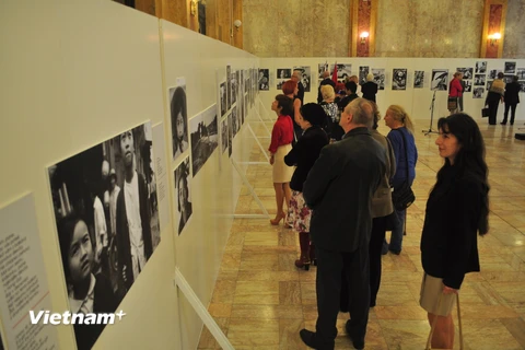 Quang cảnh tại triển lãm “Sống và Ghi nhớ” tại Slovakia. (Ảnh do Đại sứ quán Việt Nam tại Slovakia cung cấp)