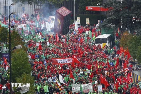 Biểu tình tại Brussels, phản đối chính sách thắt lưng buộc bụng của chính phủ. (Nguồn: Reuters/TTXVN)