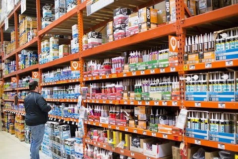 Một người đàn ông đang mua hàng tại một siêu thị ở Mỹ. (Nguồn: AP)