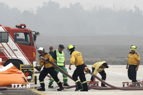 Lực lượng cứu hộ Australia hỗ trợ giải quyết cháy rừng tại Sumatra, Indonesia ngày 14/10. (AFP/TTXVN)