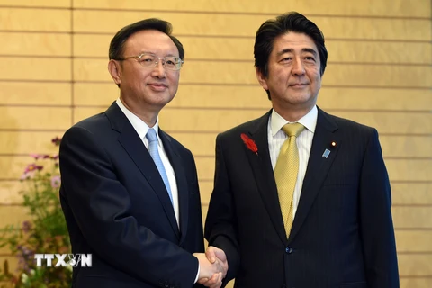 Thủ tướng Nhật Bản Shinzo Abe (phải) có cuộc gặp với Ủy viên Quốc vụ Trung Quốc Dương Khiết Trì (trái) ngày 14/10, tại Tokyo. (Nguồn: AFP/TTXVN)