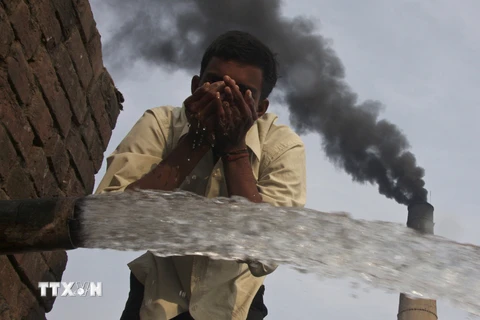 Khói thải ra từ một xưởng sản xuất gạch ở ngoại ô thành phố Chandigarh, phía bắc Ấn Độ. (Nguồn: Reuters/TTXVN)