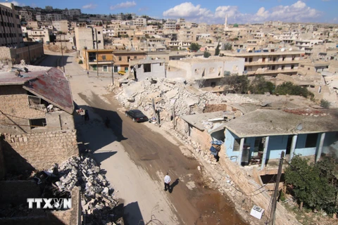 Cảnh đổ nát sau các cuộc giao tranh tại thị trấn Darat Izza ở Aleppo. (Nguồn: AFP/TTXVN)