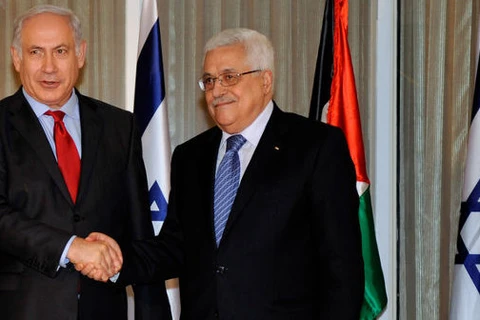 Tổng thống Mahmoud Abbas (phải) và Thủ tướng Israel Benjamin Netanyahu. (Nguồn: vocfm.co.za)