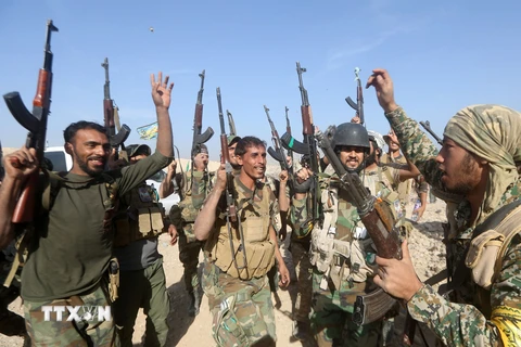 Lực lượng tự vệ người Shiite chiến đấu cùng quân đội Iraq trong chiến dịch chống IS ở Baiji, Iraq. (Nguồn: AFP/TTXVN)