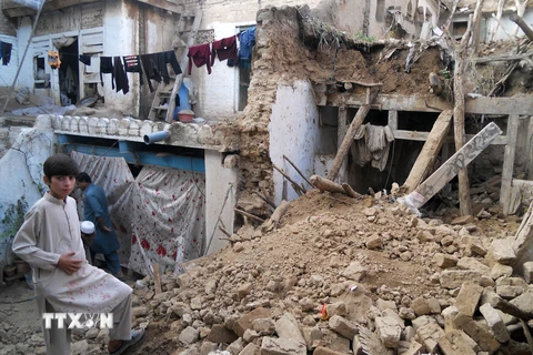 Cảnh đổ nát sau trận động đất ở Kohat, Pakistan ngày 26/10. (Nguồn: AFP/TTXVN)
