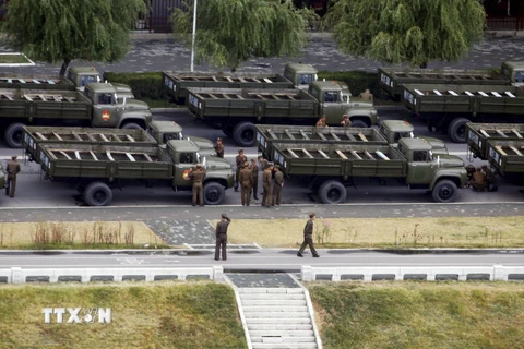 Binh sỹ và xe quân sự Triều Tiên chuẩn bị tiến vào Quảng trường Kim Nhật Thành trong lễ duyệt binh ở Bình Nhưỡng ngày 10/10. (Nguồn: Reuters/TTXVN)