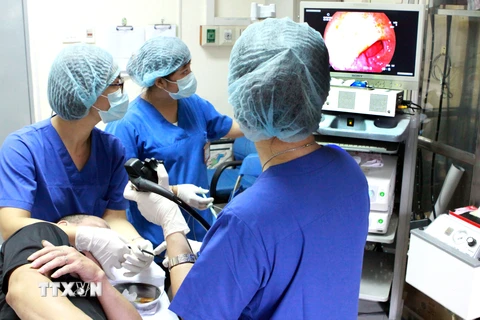 Bệnh viện Đa khoa Xanh Pôn (Hà Nội) triển khai kỹ thuật nội soi tiêu hóa bằng đường mũi. (Ảnh: Dương Ngọc/TTXVN)