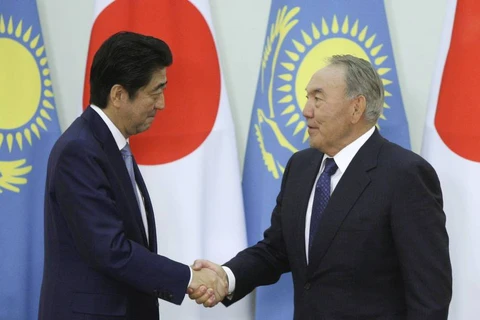 Thủ tướng Nhật Bản (trái) và Tổng thống Kazakhstan. (Nguồn: Reuters)