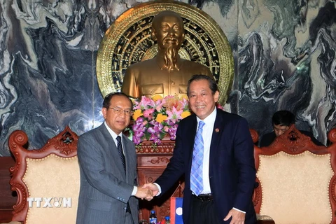 Ông Trương Hòa Bình tiếp đông Bounkeut Sangsomsak đang thăm và làm việc tại Việt Nam. (Ảnh: Doãn Tấn/TTXVN)