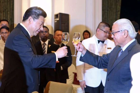 Tổng thống Singapore (phải) và Chủ tịch Trung Quốc trong tiệc chiêu đãi hôm 6/11. (Nguồn: straitstimes.com)