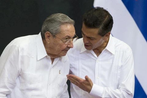 Ông Raul Castro (trái) và ông Enrique Pena Nieto tại lễ đón hôm 6/11. (Nguồn: AFP)