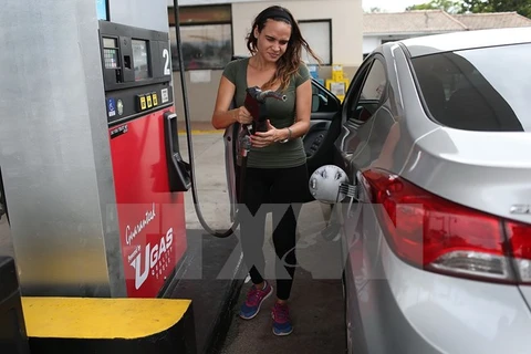 Người dân Mỹ đổ xăng tại một trạm xăng ở Miami, bang Florida. (Nguồn: AFP/TTXVN)