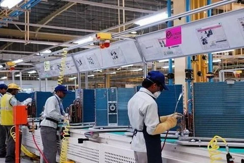 Công nhân Ấn Độ đang làm việc trong nhà máy. (Nguồn: www.livemint.com)