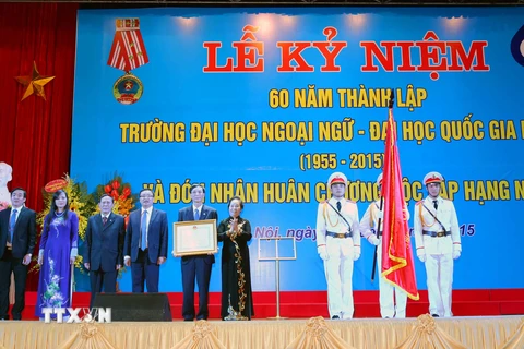 Phó Chủ tịch nước Nguyễn Thị Doan tặng Huân chương Độc lập hạng Nhất cho trường Đại học Ngoại ngữ. (Ảnh: TTXVN phát)