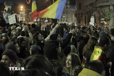 Hàng chục nghìn người biểu tình ở thủ đô Bucharest, Romania. (Nguồn: AFP/TTXVN)