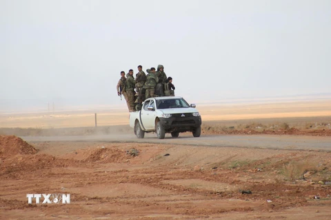 Lực lượng ủng hộ Chính phủ Syria sau khi giành lại quyền kiểm soát tuyến đường tiếp tế duy nhất tới thành phố Aleppo. (Nguồn: AFP/TTXVN)