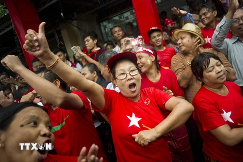 Những người ủng hộ đảng NLD đối lập tuần hành sau khi kết quả bầu cử đợt đầu tiên được công bố tại Yangon, ngày 9/11. (Nguồn: AFP/TTXVN)