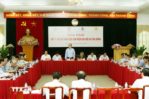 Quang cảnh một buổi tọa đàm góp ý vào Văn kiện Đại hội XII của Đảng. (Ảnh: Nguyễn Dân/TTXVN)
